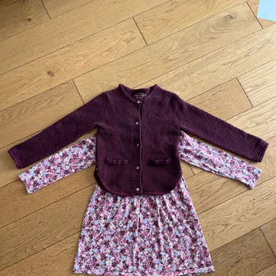 Lot ensemble robe manches longues fleurs rose et cardigan gilet bordeaux assortis Sergent Major et H&M